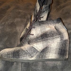 Tom's wedge plaid